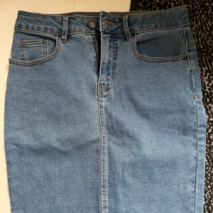 Jeanskjol - Kjol ifrån vero Moda, storlek s, går ner till knäna men en slits baktill. Hög midja