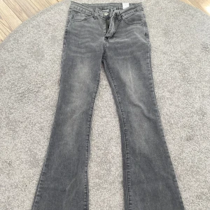 Gråa Jeans - Gråa jeans från shein som är fina och sköna men kommer ej till användning hos mig. 