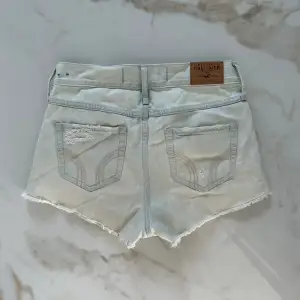 Superfina shorts med virkad detalj. W24 