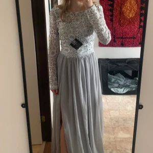 Balklänning - Jättefin balklänning som är i nyskick, alla prislappar sitter kvar. Klänningen har en fin slits och öppen rygg. Har ni frågor så skriv gärna 🥰💗