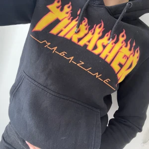 Trasher hoodie - I använt skick men annars snygg hoodie till vardags 