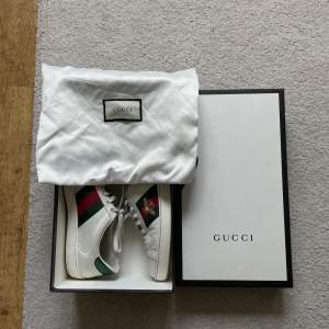 Gucci ace sneakers i nästintill nyskick inklusive box och dustbag!  Nypris: 8499kr🔥