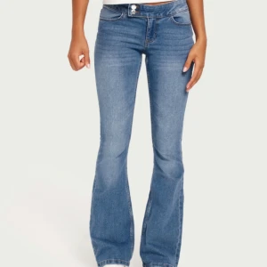 Lågmidjade bootcut jeans  - Slutsålda lågmidjade jeans från Vero Moda i storlek S med längd 32. Jag är 165cm och brukar ha W27 L32 eller S i jeans, dessa är lite tightare i midjan men bra i längd. Helt nytt skick med prislapp kvar. 