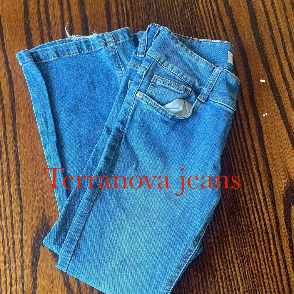 Säljer både två byxorna för 300kr, alltså 150kr st, dom säljs för att dom är för små storlek för mig, skador är synliga på bilderna och Gina byxorna har en slit längst nere (hög midjade). Terranova är låg midjade med små skador🩷 kontakta för frågor🩷. Jeans & Byxor.