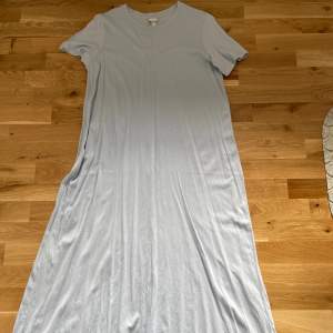 Knappt använd lång ljusblå T-shirt klänning från H&M. I mycket gott skick. Säljs för 50 kr. 