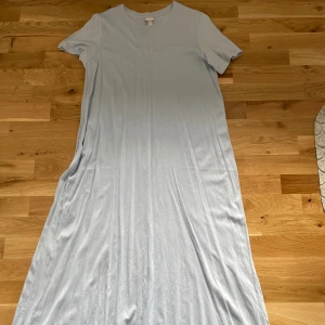 Lång T-shirtklänning  - Knappt använd lång ljusblå T-shirt klänning från H&M. I mycket gott skick. Säljs för 50 kr. 