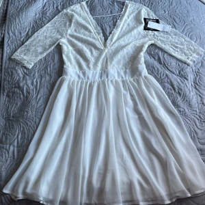 Student/vit kort klänning  - En kort klänning bra till studenten samt som fin klänning! Ej använd V-neck Scallop Dress