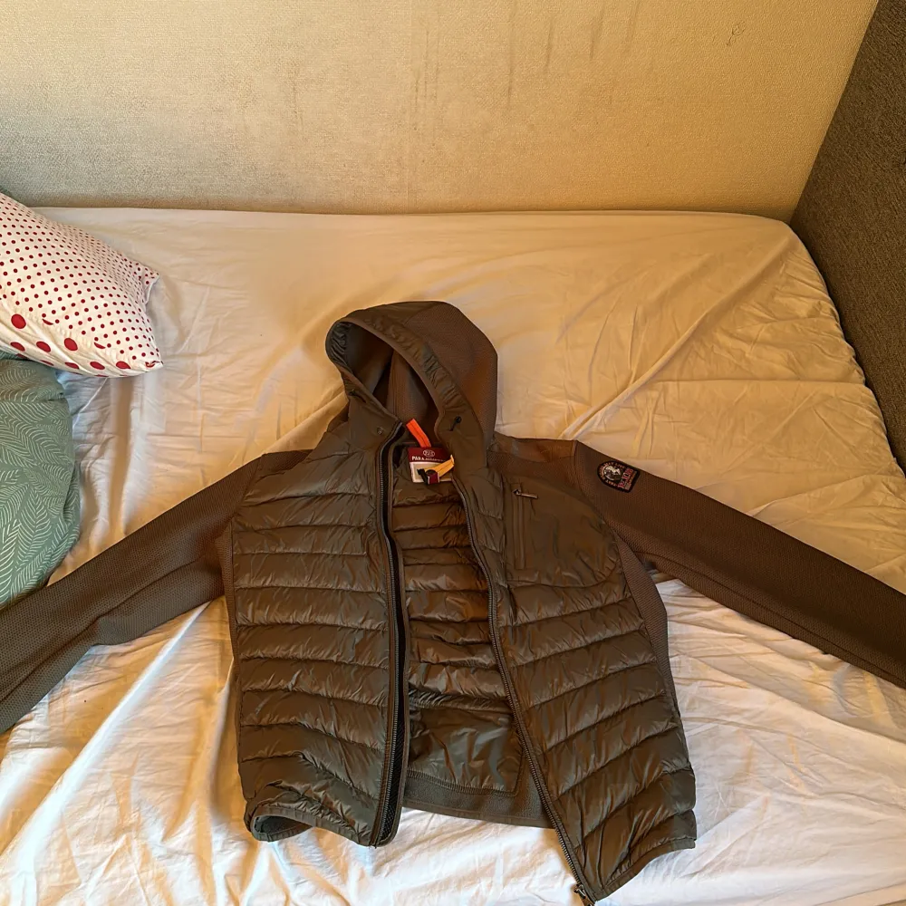 Säljer min väldigt nya parajumper fleece jacka den är använd Max 4 gånger och jag säljer den för att det helt enkelt inte passar min stil. Skick 10/10 och inga skador . Nypris 4500, pris kan diskuteras!. Jackor.
