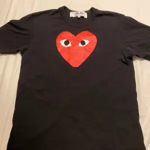 Cdg play T-shirt som ej används längre, Perfekt T-shirt till sommaren 🤩 Storlek M men passar S/XS