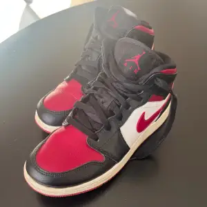 Säljer mina Air Jordan 1 Mid i storlek 38,5. De är använda men i bra skick💕