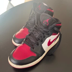 Nike - Air Jordan 1 Mid - Säljer mina Air Jordan 1 Mid i storlek 38,5. De är använda men i bra skick💕