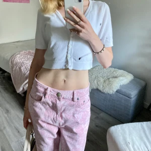 Ganni jeans - Sååå fina och unika jeans från Ganni! Skulle säga att de är midwaist, midjemått 37cm och innerbenslängd 77cm💖Nypris ca 2000kr, säljer för 600 då de är i nyskick💝💝