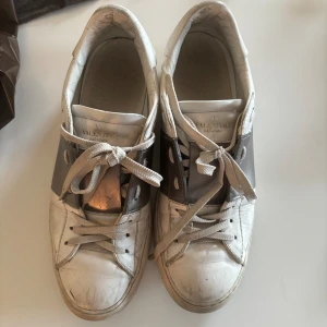 Valentino skor - Jättefina valentino skor, ganska slitna men ingenting som inte går att fixa!