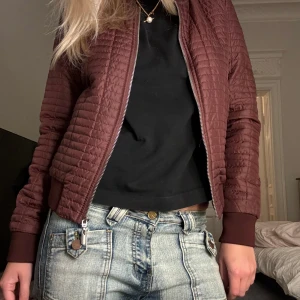 Vinröd bomberjacka  - Säljer min skitsnygga bomberjacka perfekt till våren💕💕💕