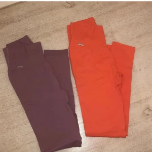 Träningstights  - Två helt oanvända Aim’n tights i modellen ”Ribbed seamless tights” ett par ljus lila och ett par orangea, ingen av färgerna finns kvar hos Aim’n.💜🧡 nypris 599 kr/st.  OBS, Orangea är sålda.