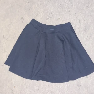 Marinblå  ralphlauren kjol - Säljer min marinblåa ralphlauren kjol, den är i bra skick och har nästan aldrig blivit andvänd, är i strl 12-14 i barnstorlek men skulle säga att den passar S/Xs, nypris: ca 900kr❤️