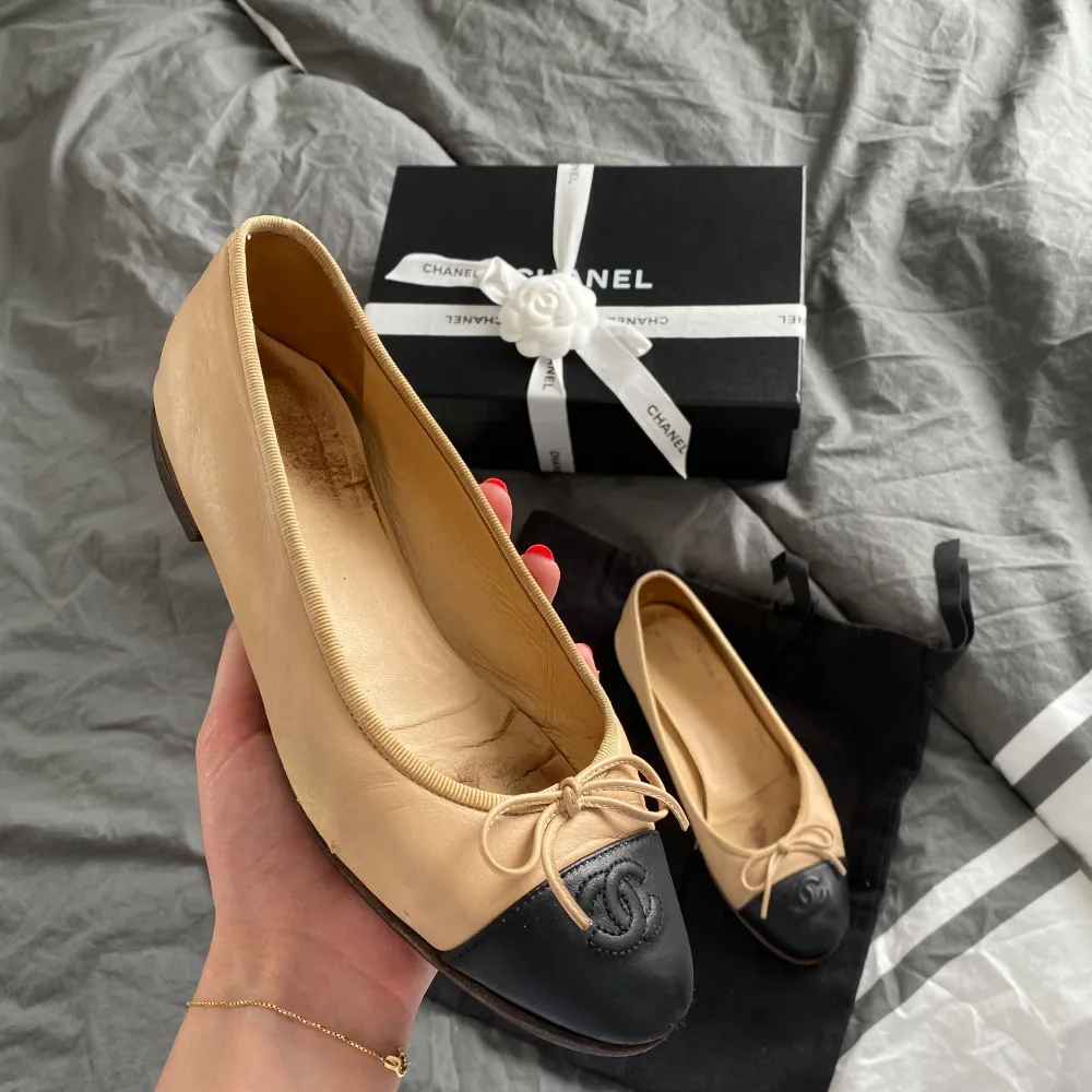 Chanel ballerina skor, storlek 38 men passar eventuellt 39 också. Sulade så det är väldigt fina där. Men som ni ser så är det slitna på sidan. Skor.