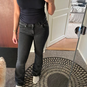 Lågmidjade jeans - Säljer dessa lågmidjade svarta/grå jeansen för de är för små!  De är bra längd på mig som är 168 och lagom i midjan! 