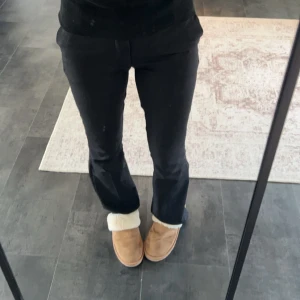 Kostymbyxor  - Jag säljer nu ett par kostymbyxor från bikbok i modellen Vilma, dom är använda ett fåtal gånger, kanske 2-3. Säljer pågrund utav att dom är för små och att jag inte använder dom längre❣️