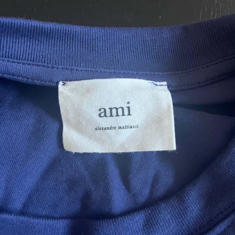 Skön AMI tisha som aldrig är använd. Tröjan är felfri och är storlek S.. T-shirts.