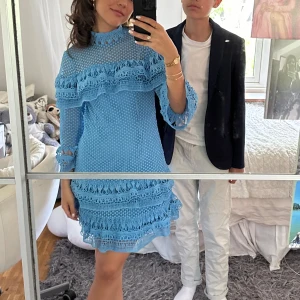 Blå klänning - Blå sommrig klänning från Y.A.S. Inköpspris ca 1200. Använd vid 1 tillfälle, jättefint skick. Dragkedja i ryggen💙