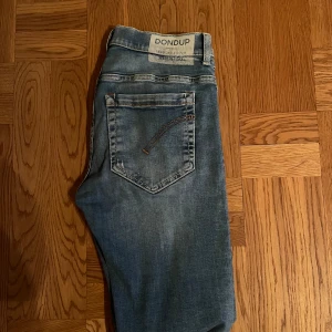 Dondup jeans - Storlek 32 Special model  Använda 3 gånger George skinny fit Nypris 3799kr Mitt pris 1199kr