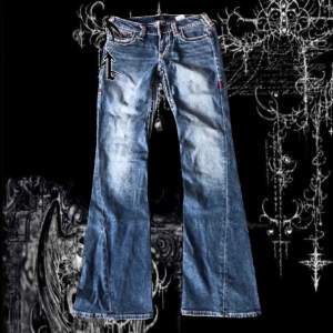 Snygga True Religion jeans i storlek W26, säljer bara för att de inte används och jag behöver pengar 😞 Innerben 81, midja 36 !! T-et som e längst upp till höger på byxorna är endast inklippt då bilderna är lånade !! Skriv för fler bilder 💘