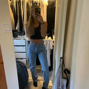 A-dsgn jeans  - Fina ljusblåa jeans perfekt till sommaren, aldrig använda. Dom är uppsydda nån cm, för att passa mig som är 170 ungefär💓 Dem är i storlek xxs men är stora! 