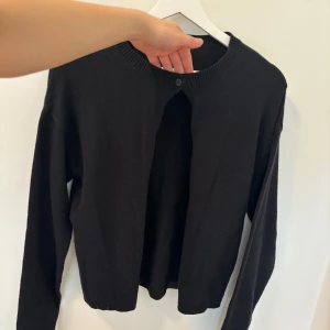 Kofta - Finstickad kofta med en knapp. Från bikbok