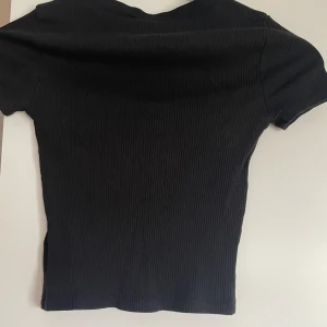 Basic t-shirt - Säljer denna basic t-shirt från HM. Använd några gånger men inga defekter, som nyskick. Storlek XS och passar bra!