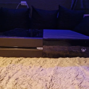 Xbox one - Xbox one inkl två handkontroller, funkar felfritt. 