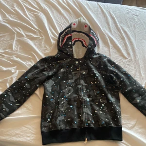 Bape kofta - Nyskick, Storlek S men passar till de som har M. Pris kan diskuteras   OBS: Tveka inte på att ställa frågor