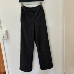 Kostym byxor - Kostymbyxor i bomull, från bikbok