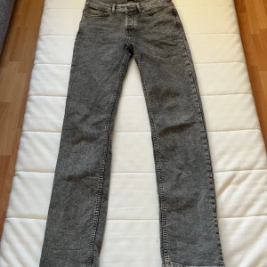 Monten jeans - Väldigt bra skick, använda några gånger men inte förstörda på något sätt allt ser ut som nytt. Stonewash tror jag modellen heter, väldigt stilrena och passar perfekt nu till sommaren. Säljes för att de inte passar mig längre. Storlek 30/34