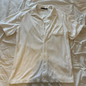 2st froté pikéer  - 2st froté pikéer en med knappar och en utan, båda i storlek m En för 150 Båda för 250