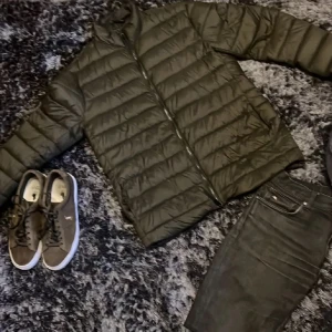 Montiqe jacka - En montiqe jacka i nyskick. Den är riktigt snygg och passar till alla olika outfits. Nypris sig 2500-3000 så hör av er.