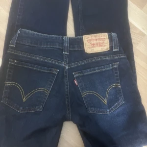 Lowwaist- Bootcut Levis jeans  - Jätte fina Levis jeans som verkligen har sjukt bra passform, sitter tyvärr lite tajt på mig därför jag säljer. Levis märket har spräckts lite men ingenting man tänker på. Fin mörkblå färg perfekt nu till våren 😍🤞