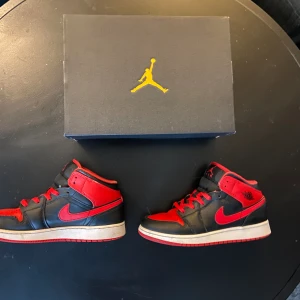 Nike Jordan 1 mid  - Säljer mina jordans, dom är i bra skick förutom sulan som är lite sliten 