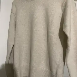 En grå/beige stickad tröja från H&M , aldrig använt 