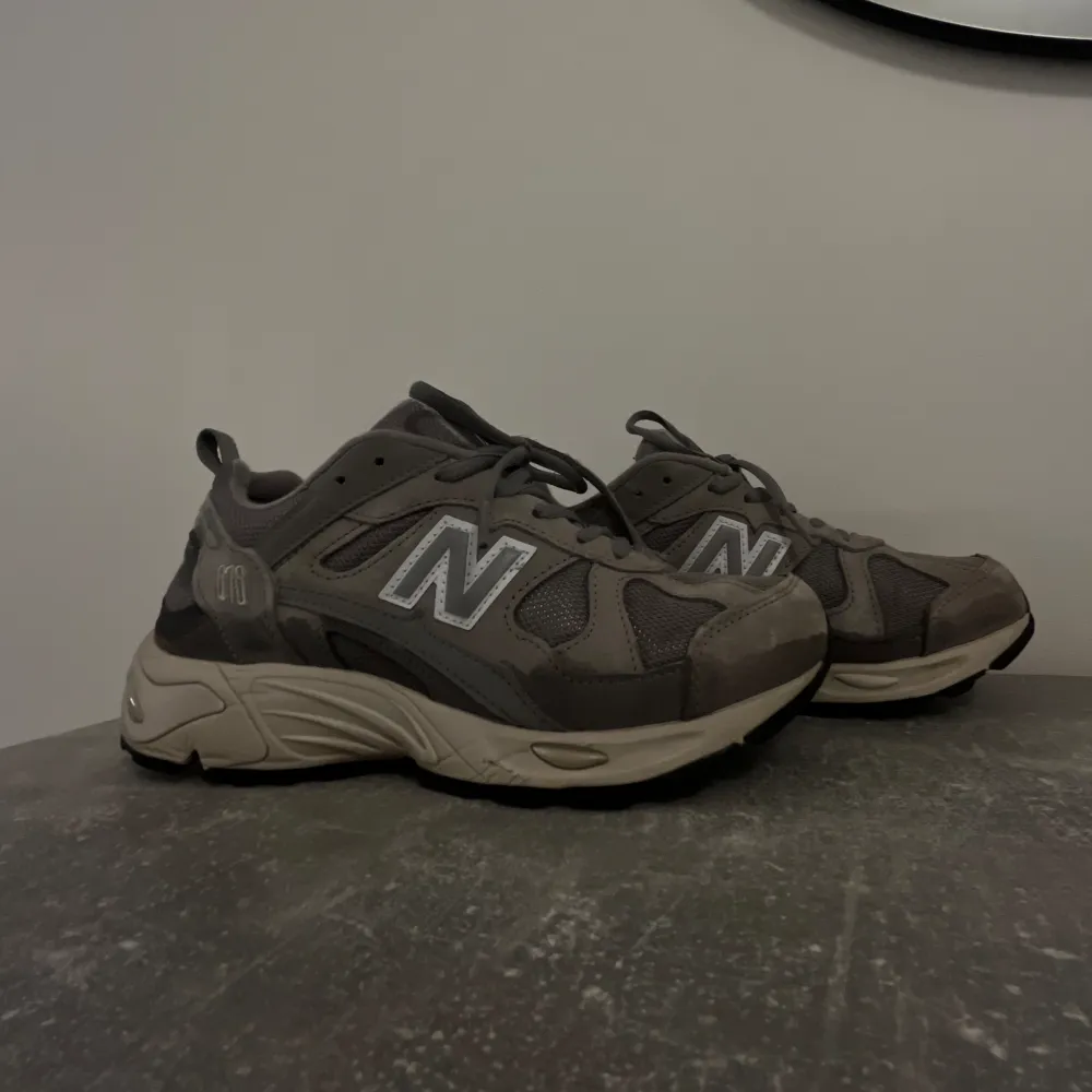 Hej! Jag säljer ett par gråa New Balance-skor i storlek 38. Jag har använt dem, men de är i fantastiskt skick. Jag har tvättat dem men behöver tvättas lite mer ordentligt. De luktar inte och är i gott skick.🤩. Skor.