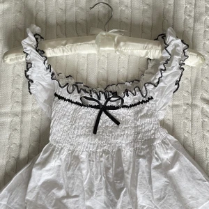 Blus  - Jätte fin unik blus med rosett, det står storlek L men passar S-M ♡ använd gärna köp nu!💗