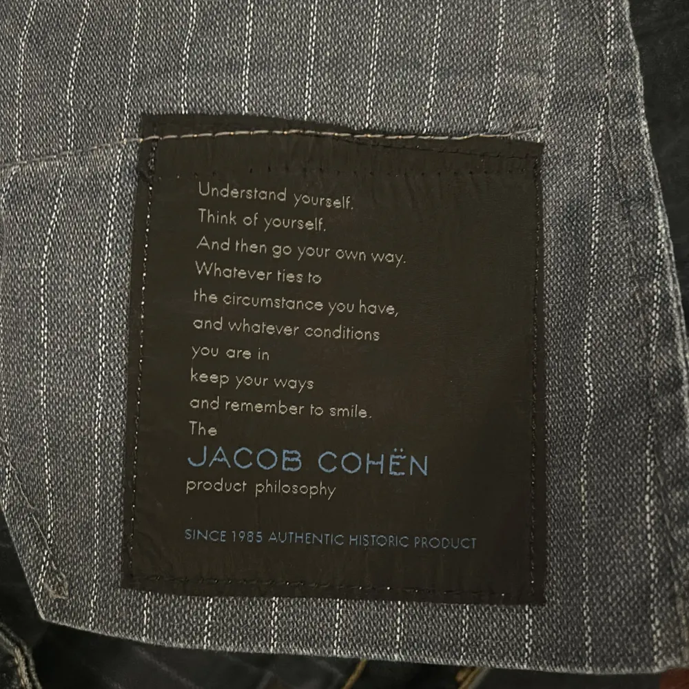 Säljer ett par feta Jacob Cohen Jeans i riktigt snygg färg, extremt fint skick, och passar till det mesta. Storleken är 31 men skulle säga att den passa 28-30. Modellen är 622, slim fit. Hör gärna av er vid flera frågor! . Jeans & Byxor.