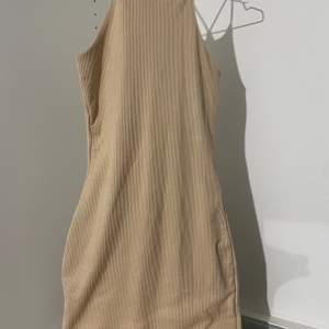 En klänning från ginatricot som aldrig används längre.