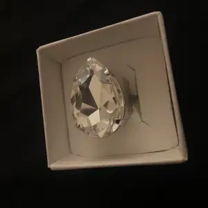 Caroline Svedbom ring i silver med diamant, så sjukt fin ring som knappt är använd, köpte den för 895kr 💕