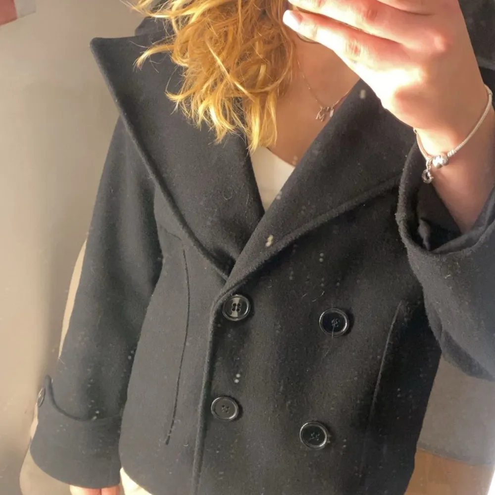 Säljer denna svarta populära kappa från Designbysi, som passar perfekt nu till våren. I superbra skick🥰 Säljer pga jag tycker den är förkort i ärmarna (är 175cm lång) 💕 Storlek xs/s. Köpt för 757kr, säljer för 400kr 💓 Det är speglen som är smutsig 🥰🥰. Jackor.
