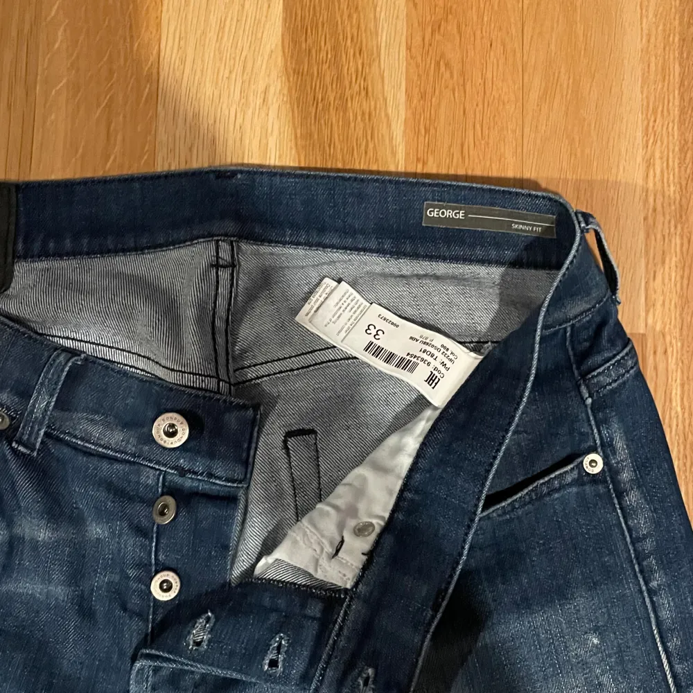 Säljer nu ett par riktigt eftertraktade dondup jeans i modellen George som är i väldigt bra skick. De är inte använda mycket alls. Nypris ligger på runt 3500, mitt pris 1299🔥 Det är bara att höra av dig om du har frågor. //David. Jeans & Byxor.