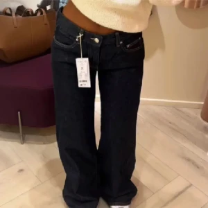 Lågmidjade jeans  - Mörkblåa lågmidjade jeans från Gina Tricot ”Low Straight Jeans”. Endast använda vid ett tillfälle så som nya. Nypris 499kr. Storlek 32 men motsvarar 34 då de är stora i storleken. Säljer även ett par likadana i grå. Tryck gärna på köp nu. 