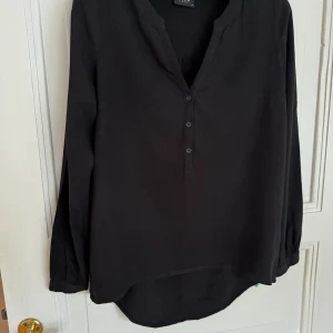 Klassisk svart blus från Vila - Mkt fint skick sparsamt använd inga skavanker 