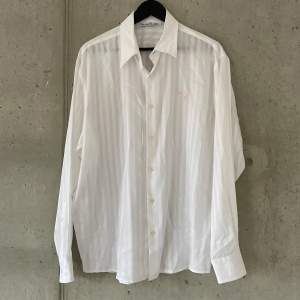 En riktigt lyxig lyocell skjorta från Acne Studios i perfekt skick! Perfekt till sommaren! 👌🏼Skickar måtten om det önskas! 