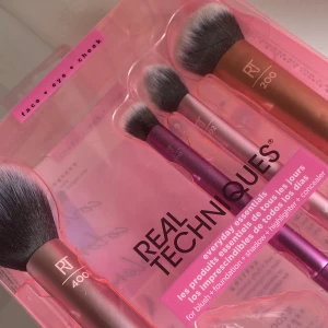 Borstar - Real techniques borstar! Jag säljer nu mina  borstar för har fått andra💕! De är använda och har skador och repor men det är inget som skadar själva borstarna💖köpta för 299kr